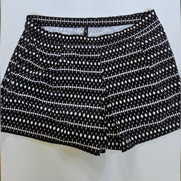 Jessica Simpson Pleated Front Shorts Skort Pull On 2X Black & White (Plus Size) - Picture 9 of 10